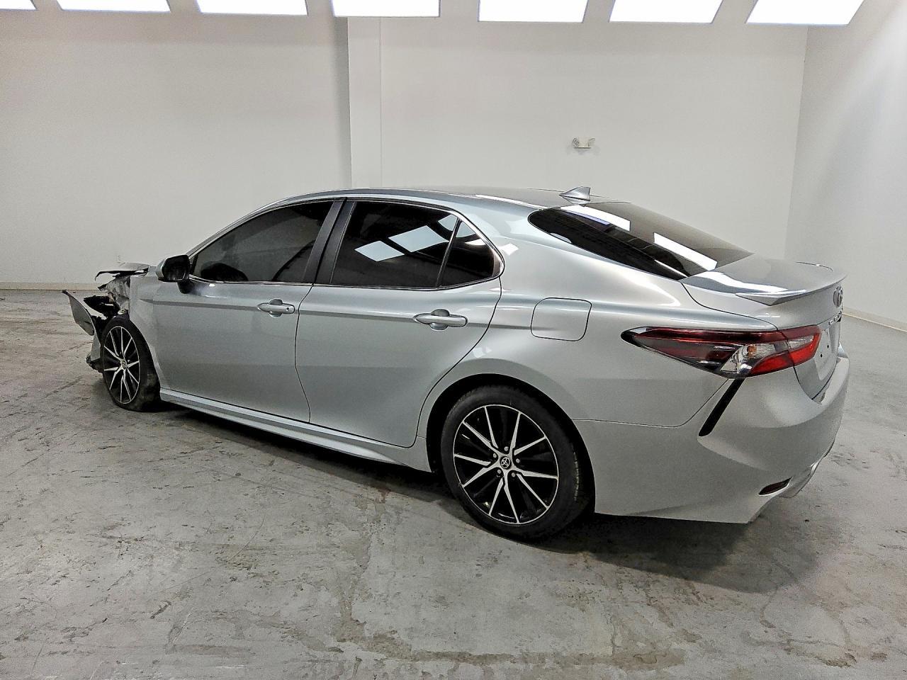 2021 Toyota Camry Se - Фото 2
