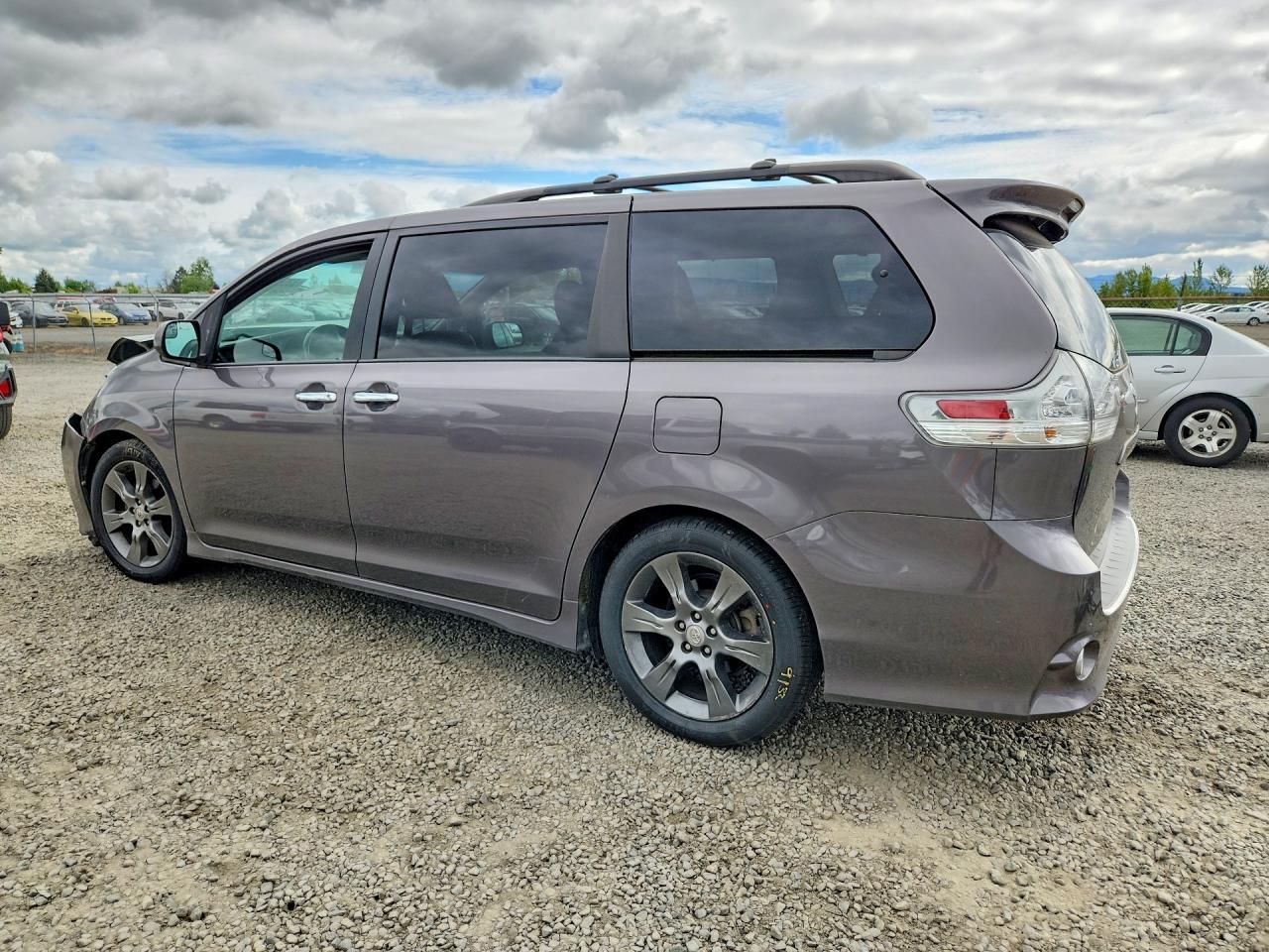 2015 Toyota Sienna Sport - Image 2