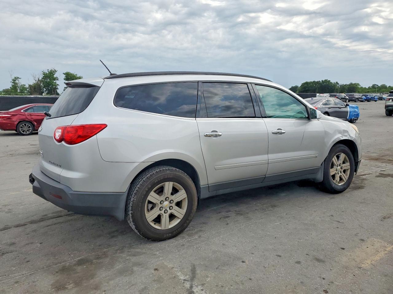 2010 Chevrolet Traverse - Image 3