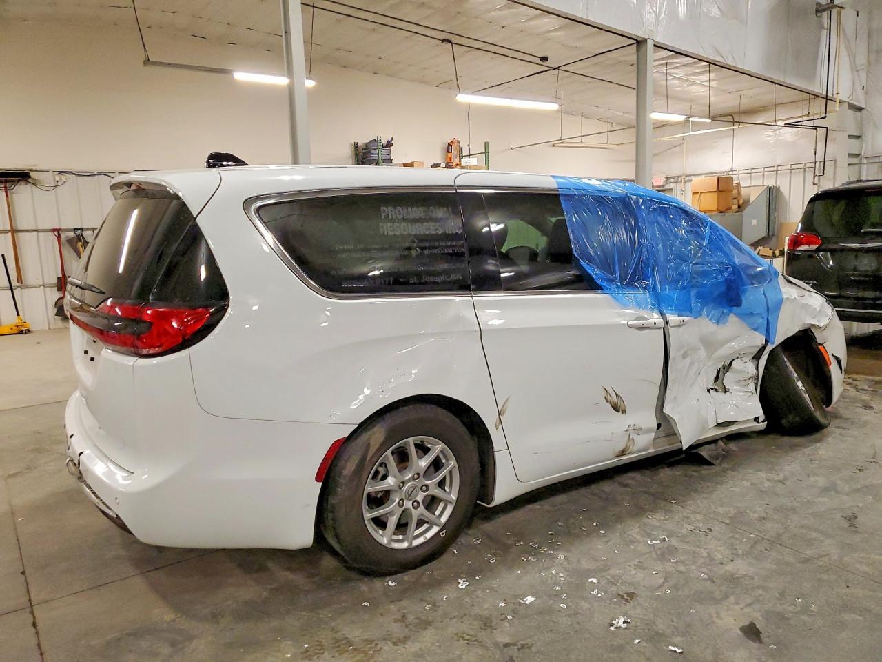 2023 Chrysler Pacifica Touring L - Фото 3