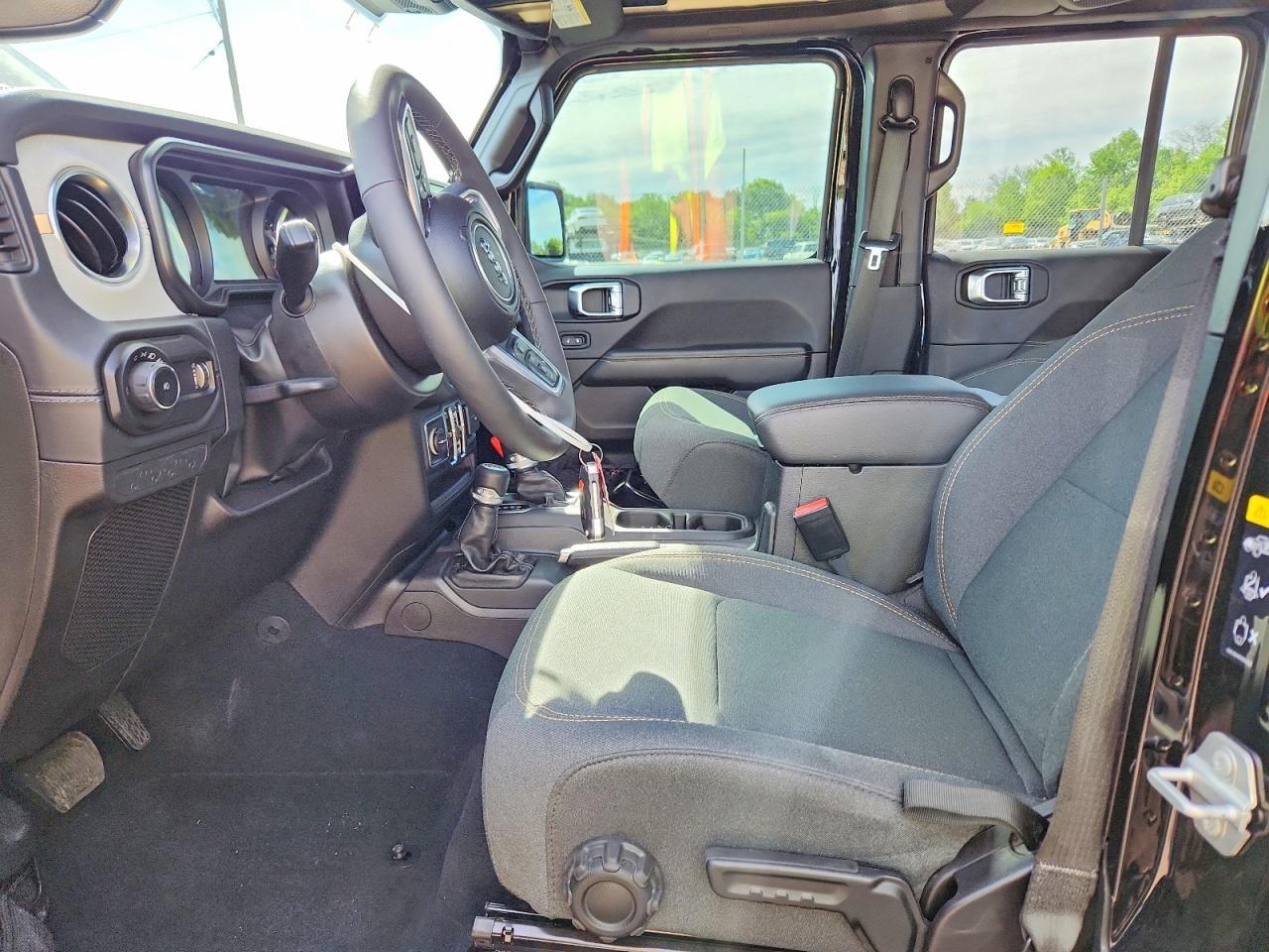 2025 Jeep Wrangler Sahara - Фото 7