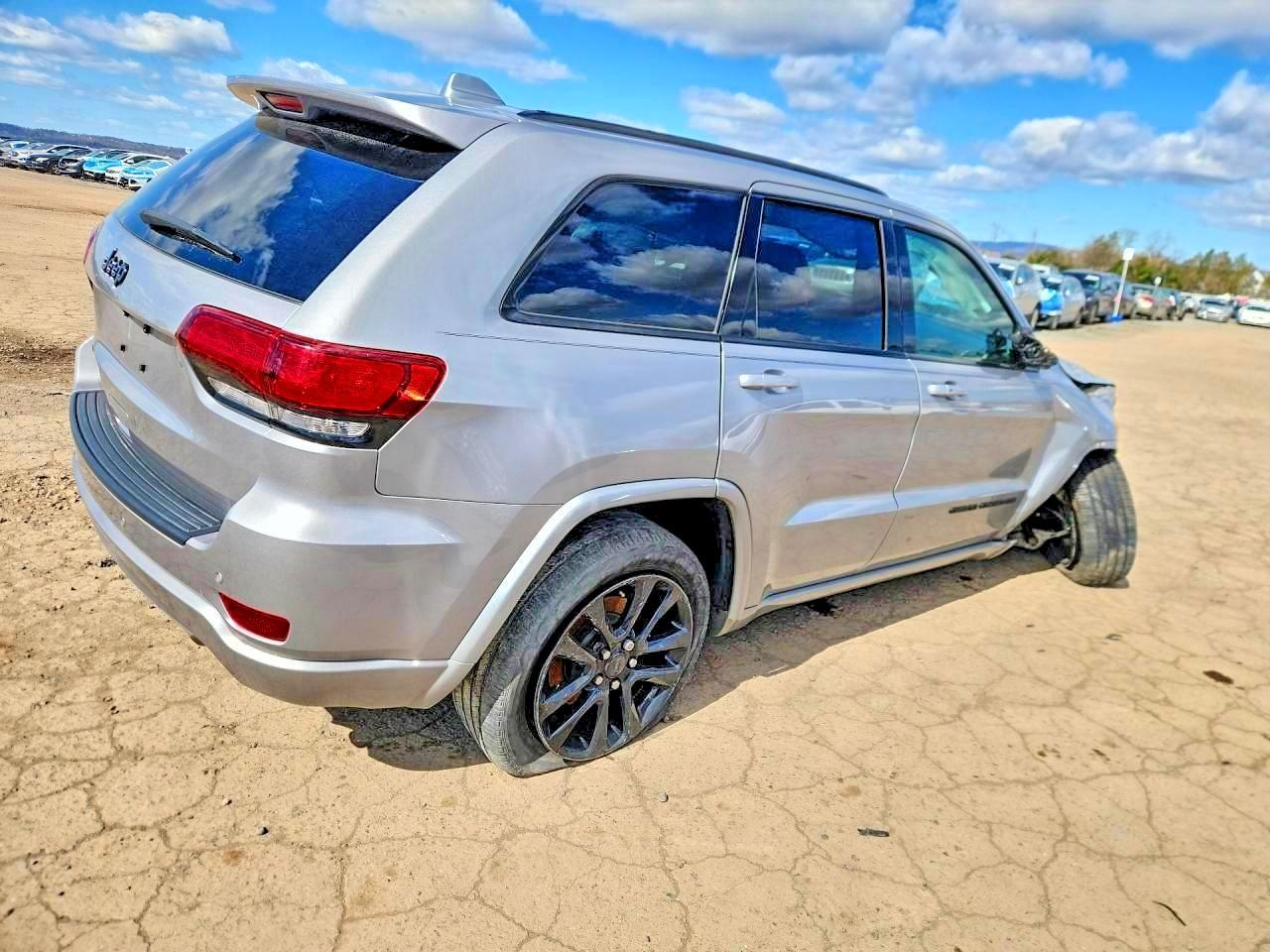 2020 Jeep Grand Cherokee Laredo - Image 3
