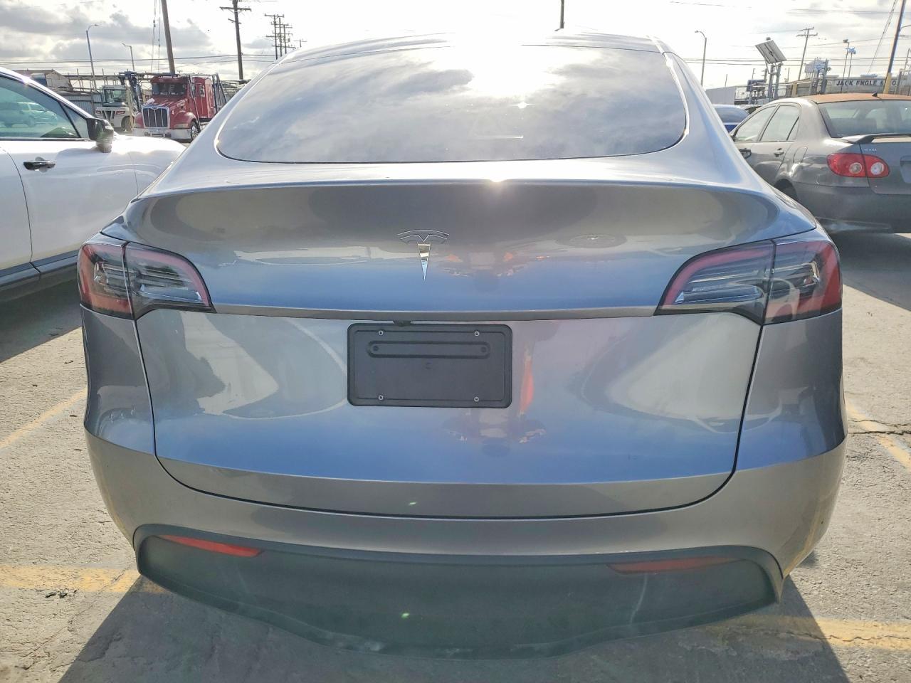 2025 Tesla Model Y - Фото 6