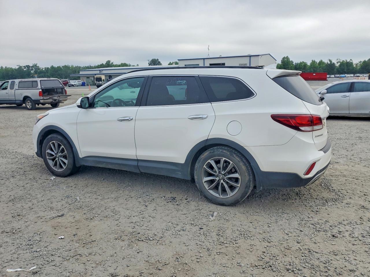 2017 Hyundai Santa Fe Se - Фото 2