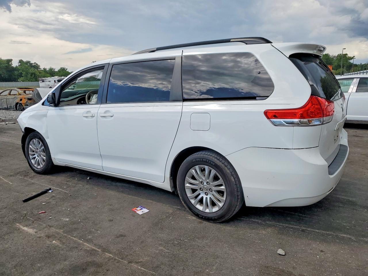 2014 Toyota Sienna Xle 8-Passenger - Фото 2