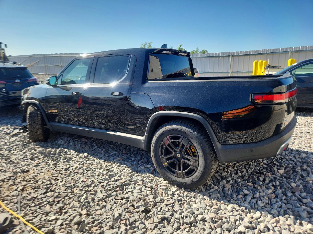 2023 Rivian R1T Adventure - Фото 2