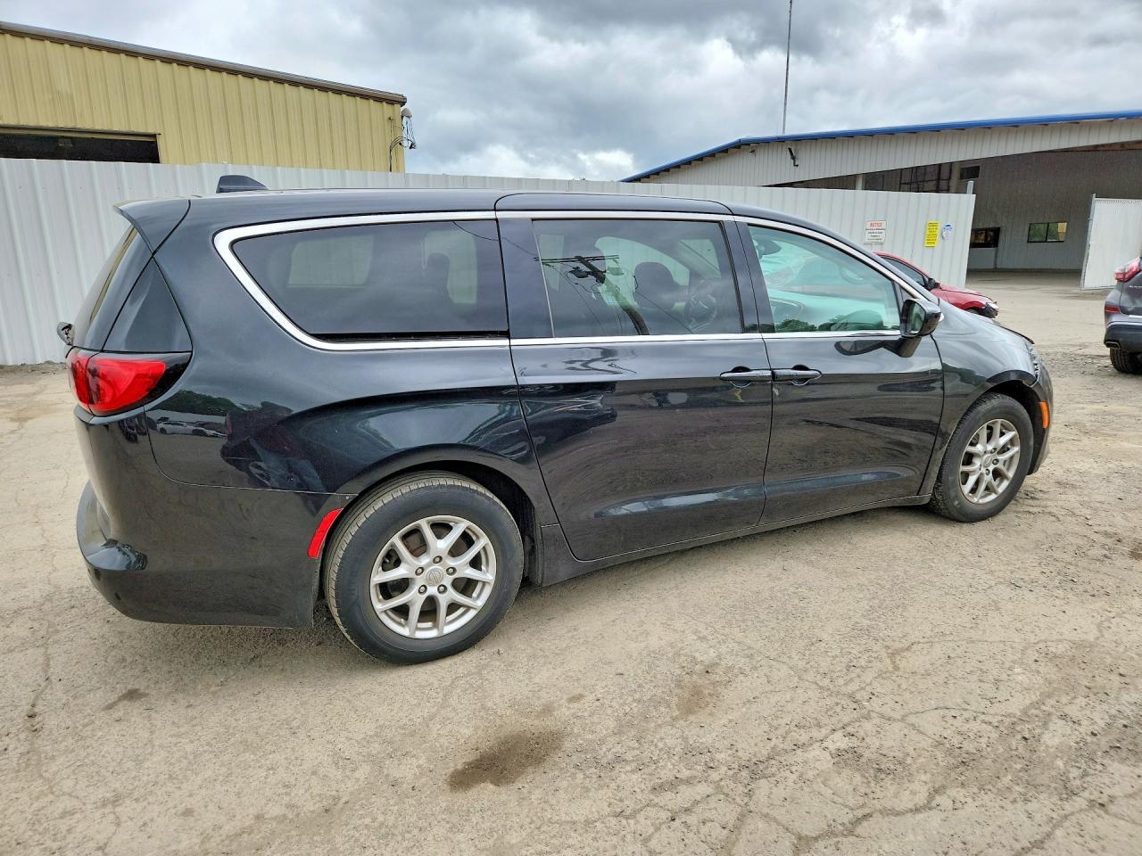 2017 Chrysler Pacifica Touring - Image 3
