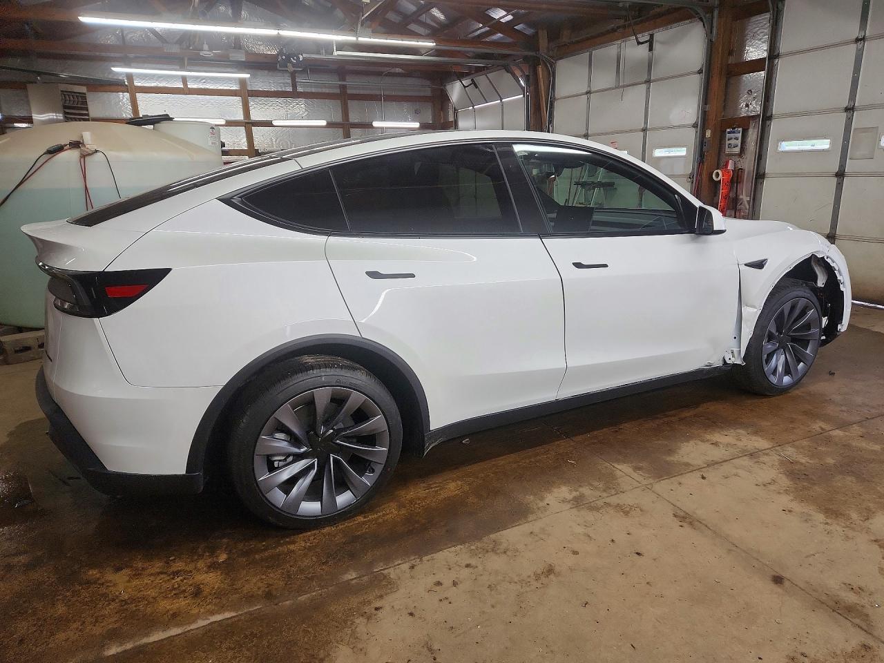 2026 Tesla Model Y - Фото 3