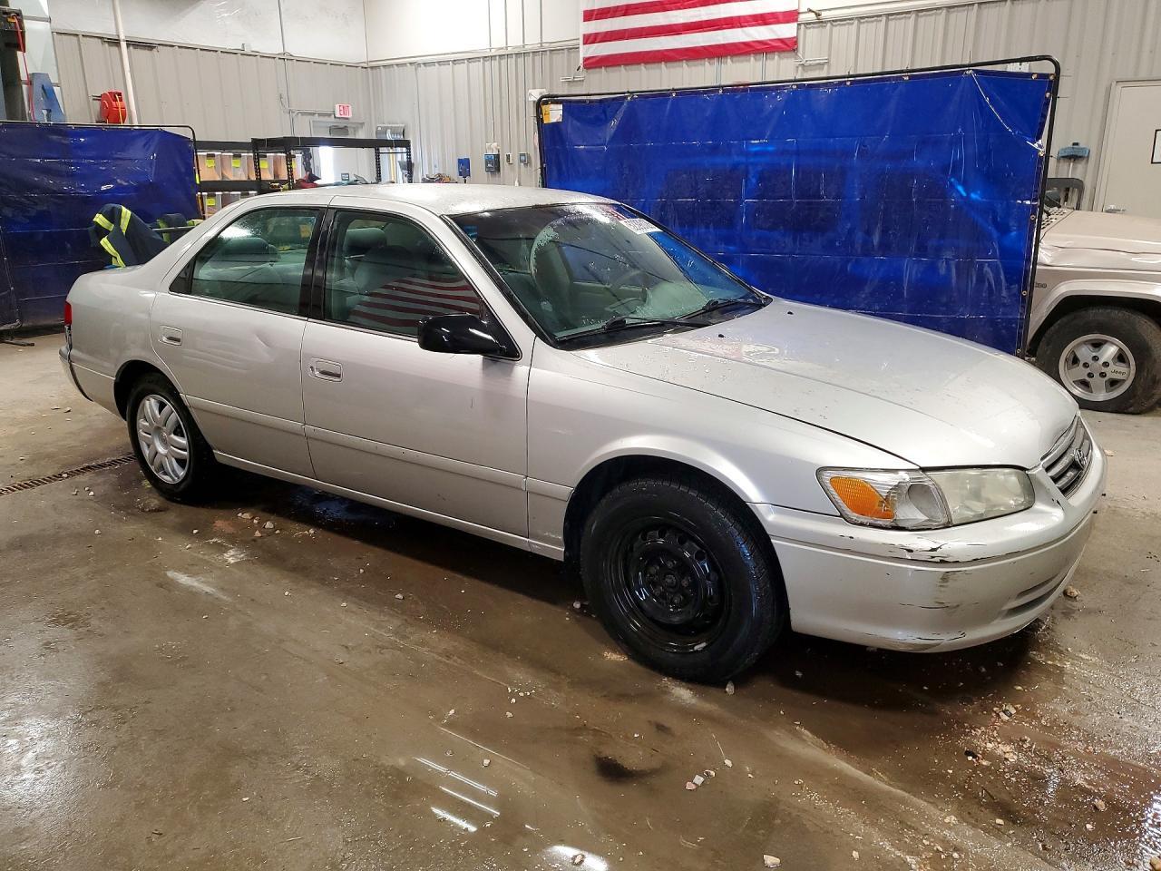 2001 Toyota Camry Le 4D Sedan - Фото 4