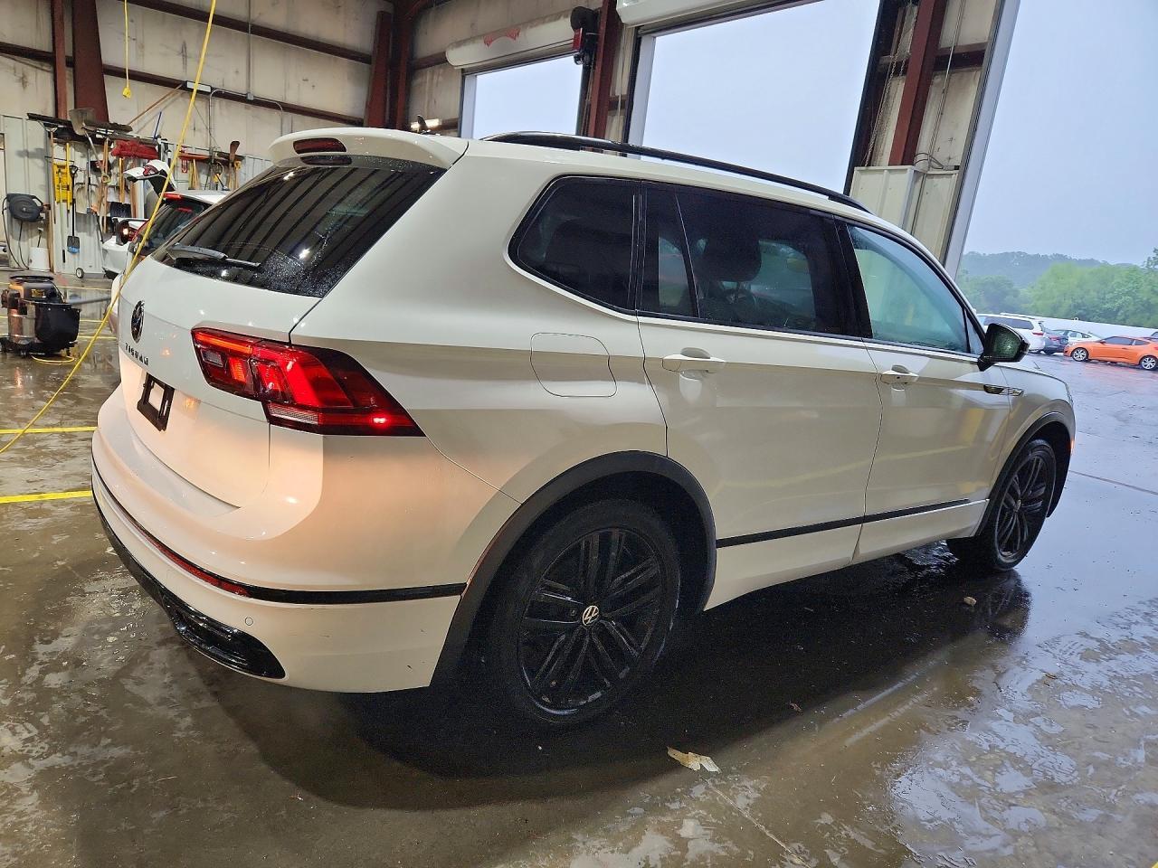 2022 Volkswagen Tiguan Se R-Line Black - Image 3
