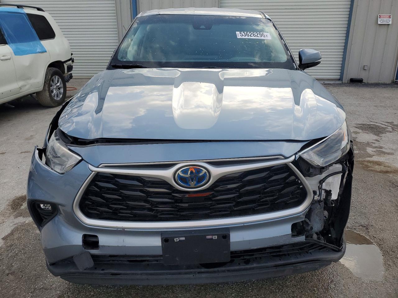 2023 Toyota Highlander Hybrid Le - Image 5