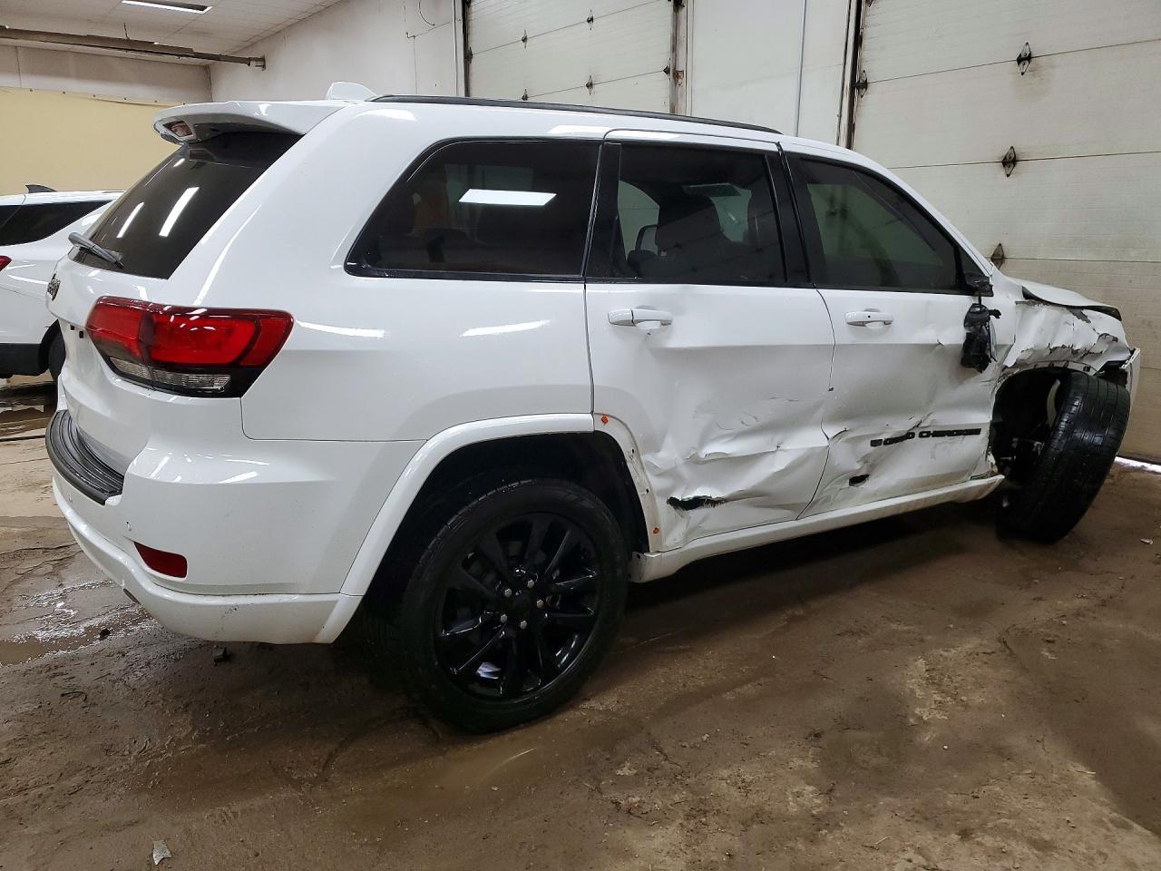2022 Jeep Grand Cherokee Laredo E - Фото 3