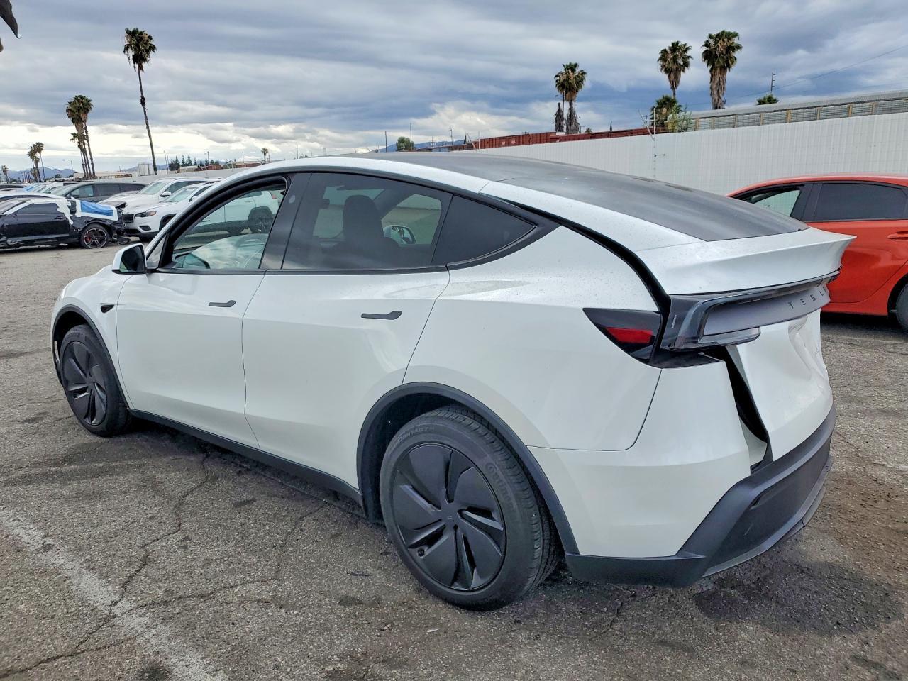 2026 Tesla Model Y - Фото 2