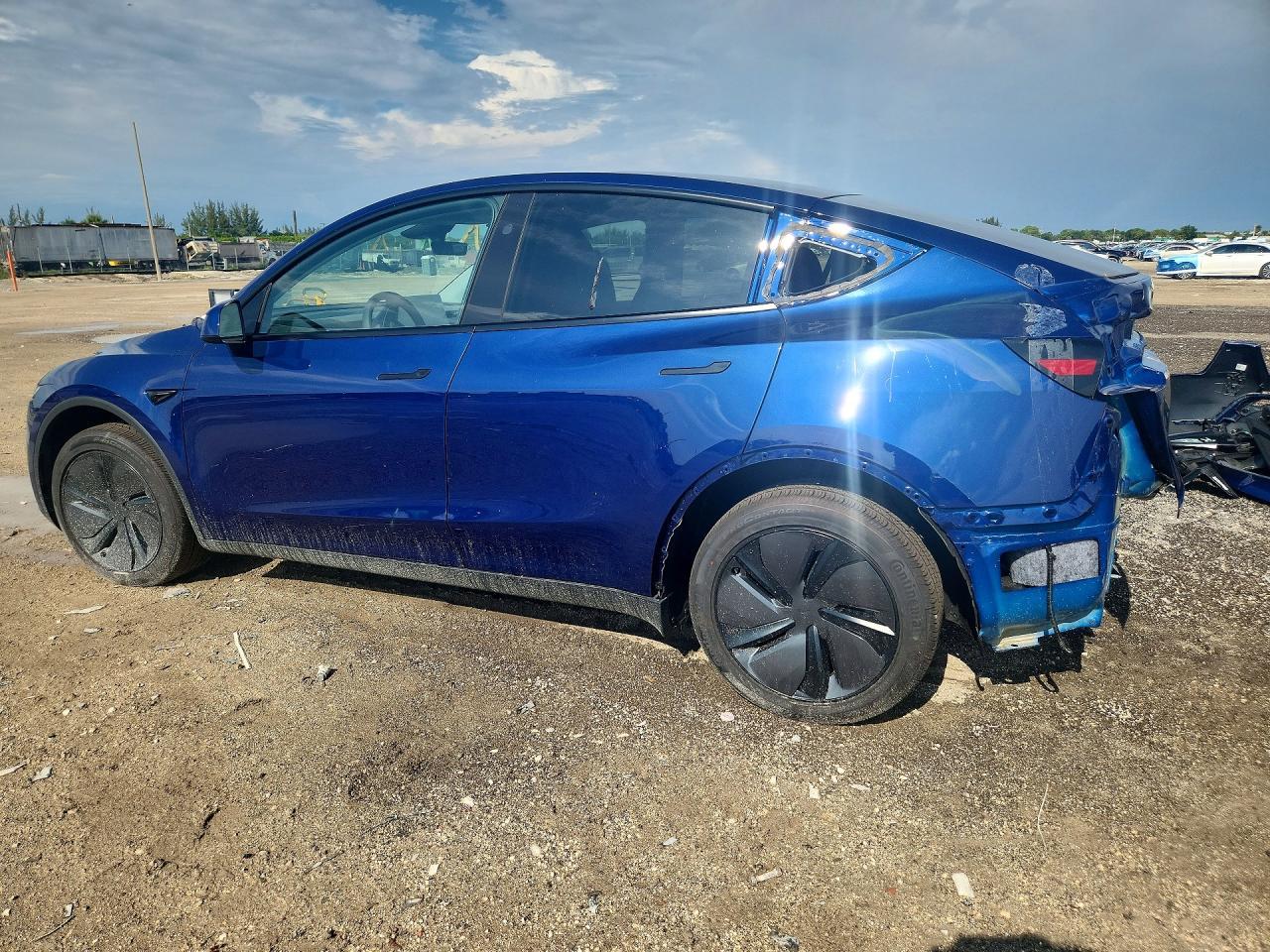 2026 Tesla Model Y - Фото 2