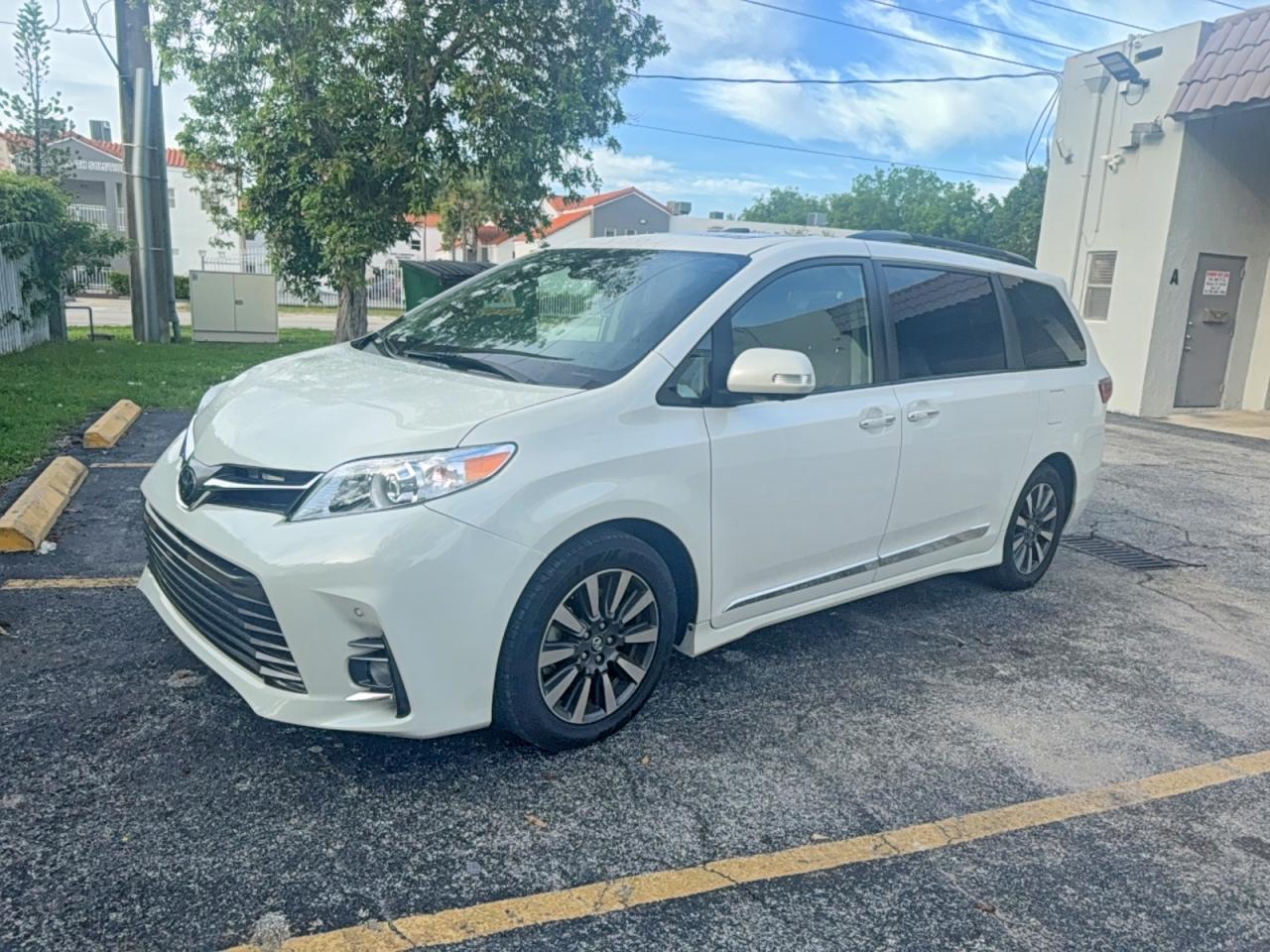 2020 Toyota Sienna Limited Premium 7-Passenger - Image 2