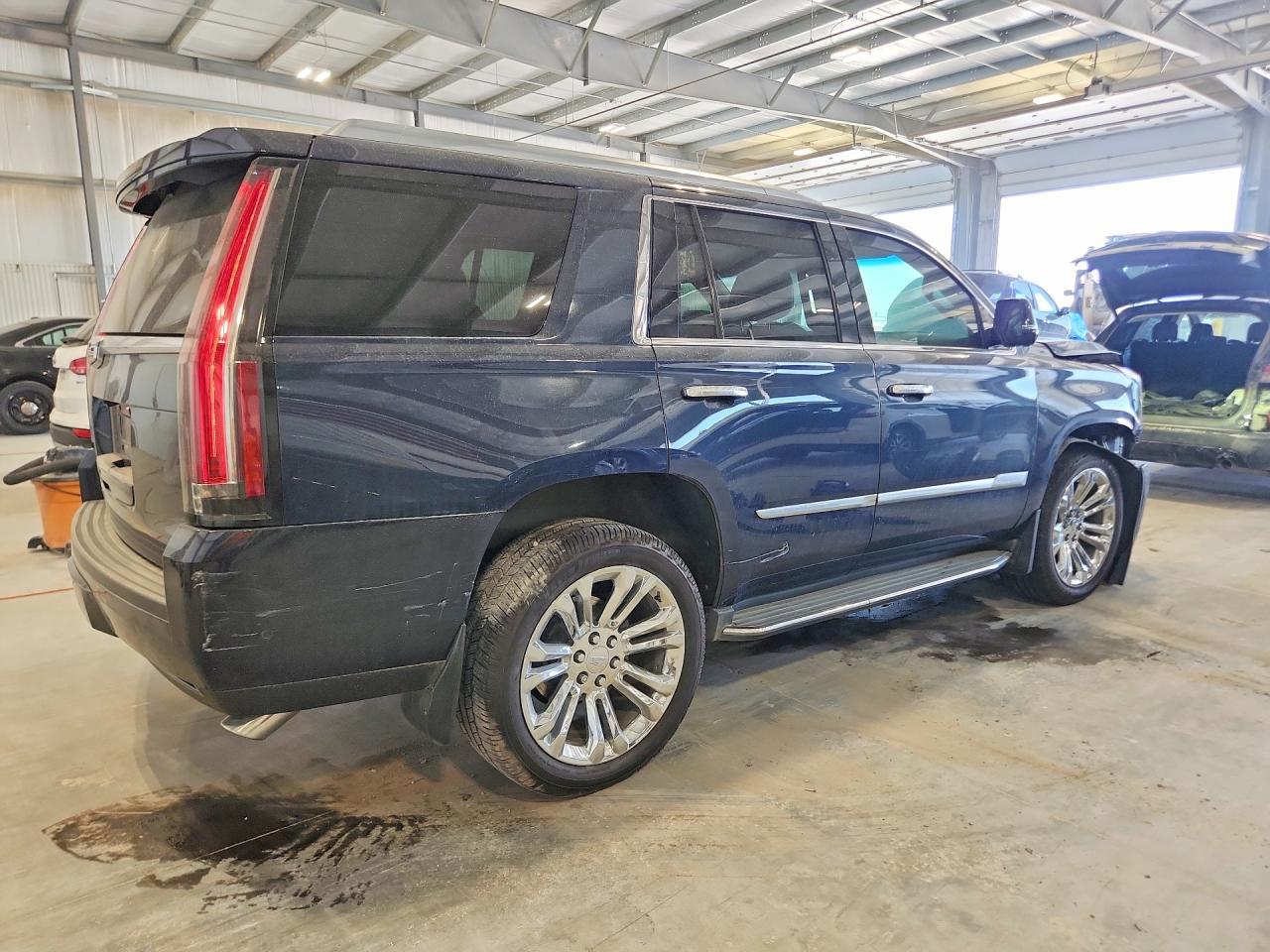 2017 Cadillac Escalade Luxury - Image 3