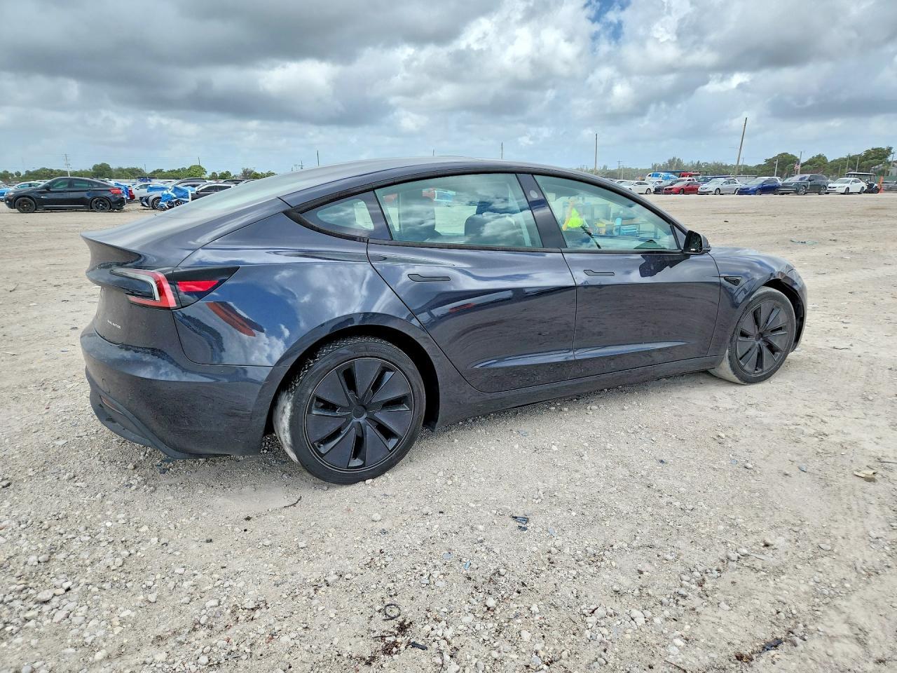 2025 Tesla Model 3 - Фото 3