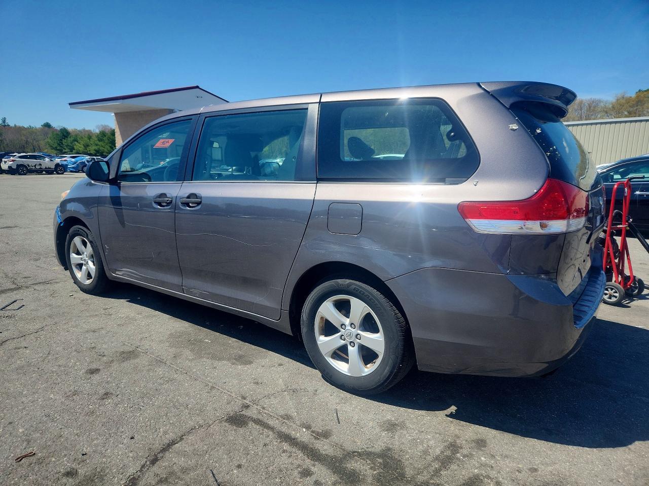2014 Toyota Sienna L 7-Passenger - Image 2