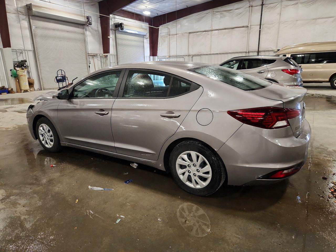 2020 Hyundai Elantra Se - Image 2