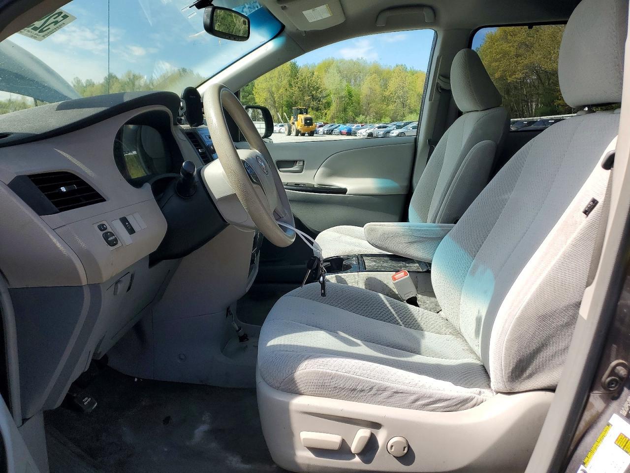 2011 Toyota Sienna Le - Image 7