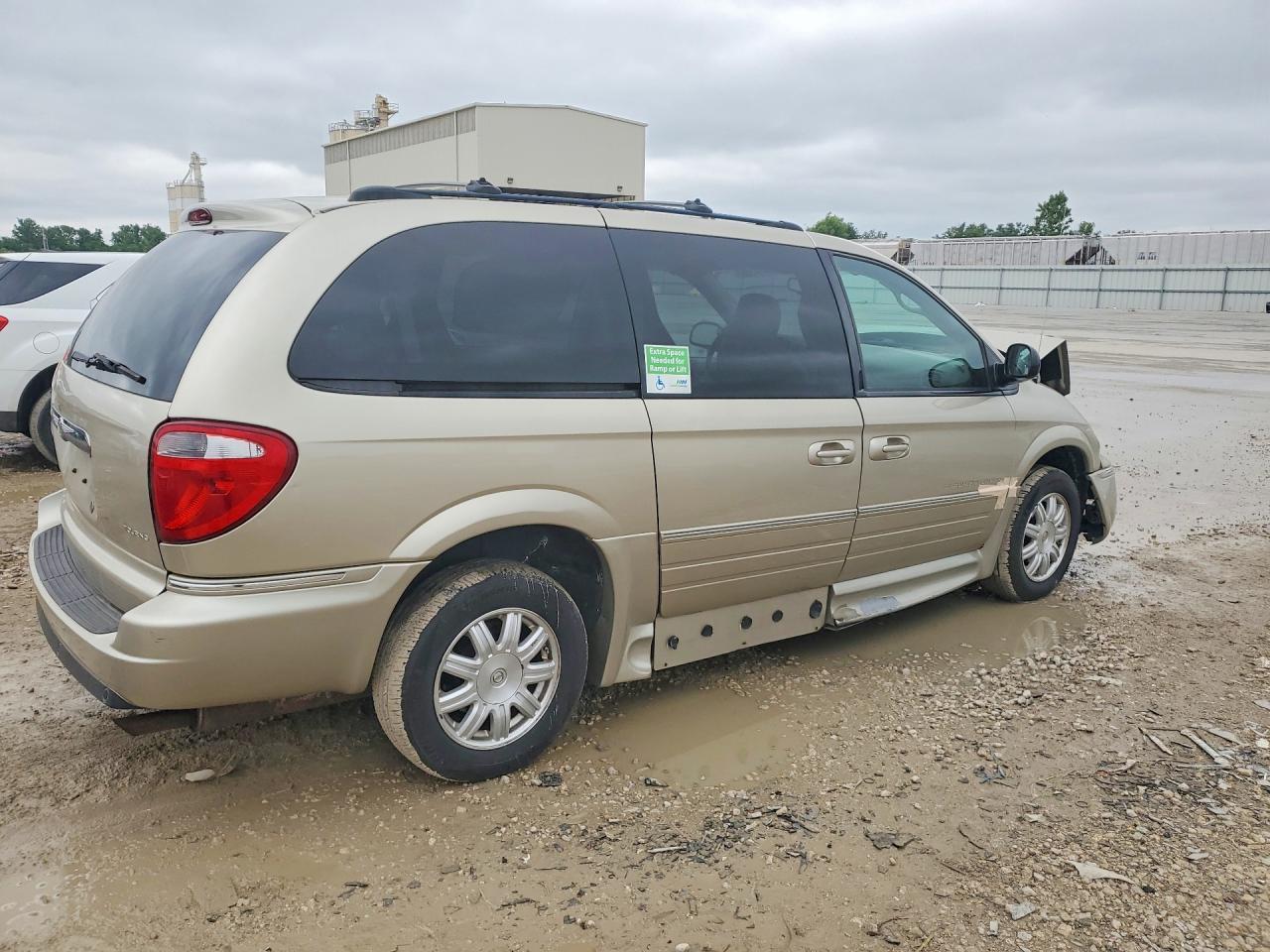2005 Chrysler Town & Country Touring - Image 3