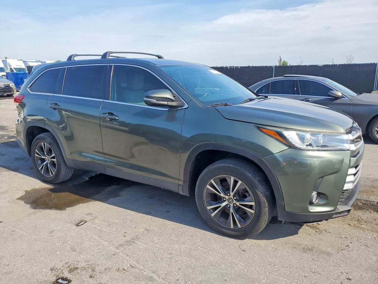 2019 Toyota Highlander Le Plus - Image 4