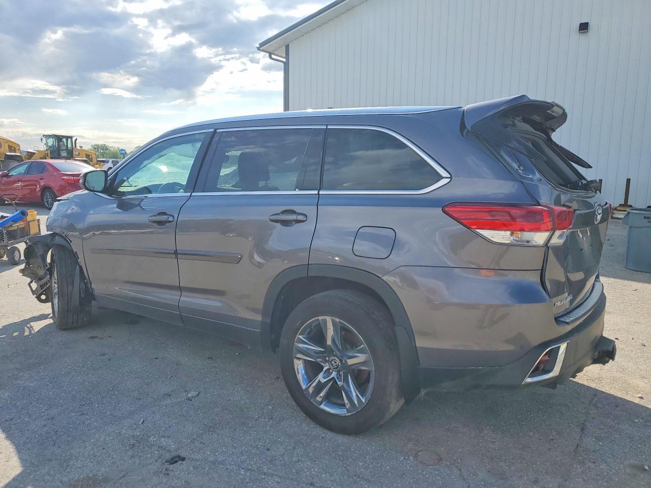2019 Toyota Highlander Limited Platinum - Image 2