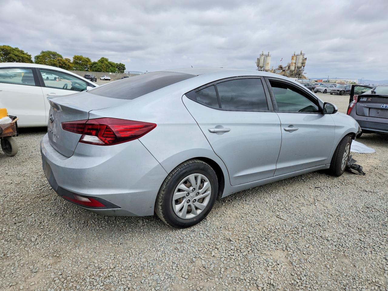 2020 Hyundai Elantra Se - Image 3