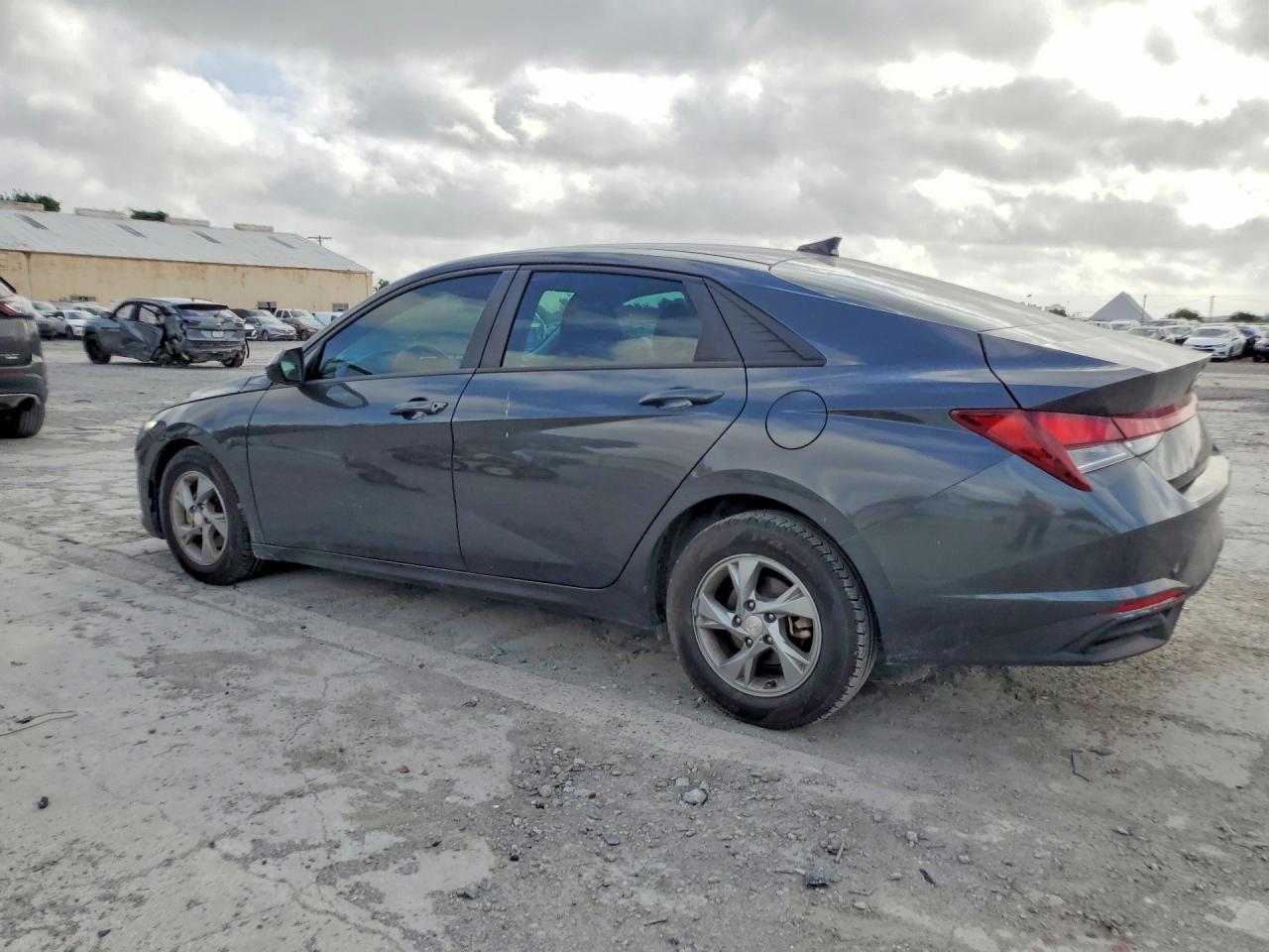 2022 Hyundai Elantra Se - Image 2