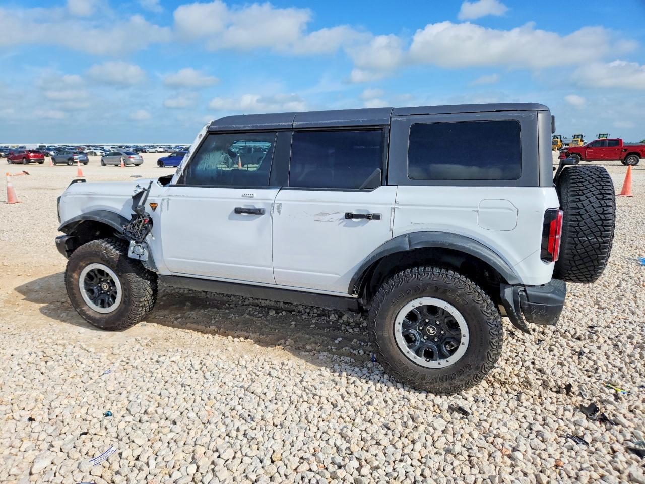 2023 Ford Bronco Base - Фото 2