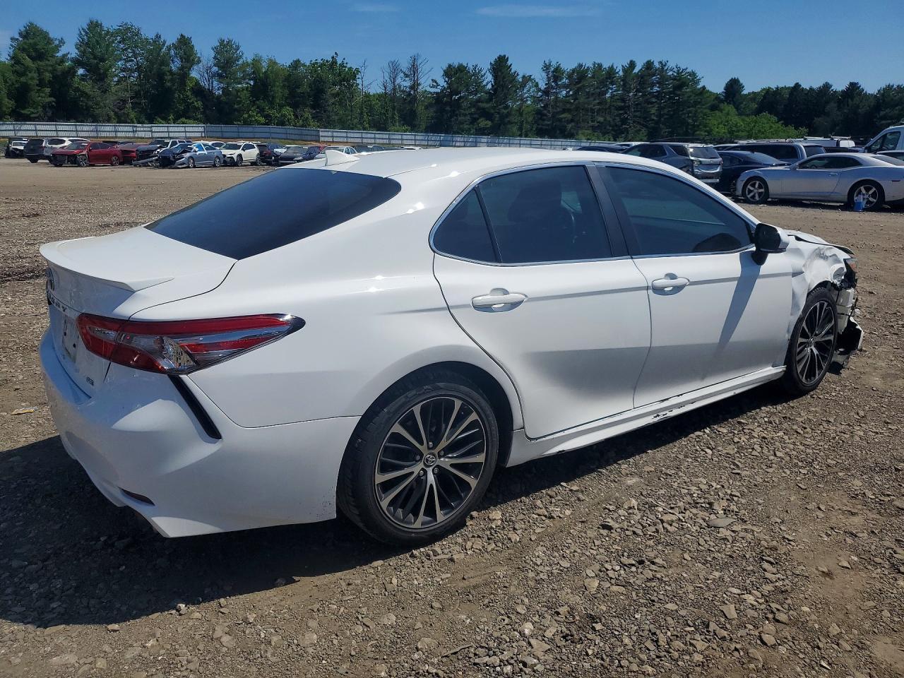 2019 Toyota Camry Se - Фото 3