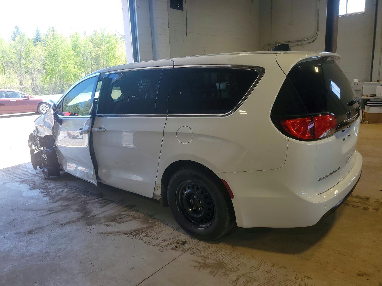 2025 Chrysler Grand Caravan Sxt - Image 2