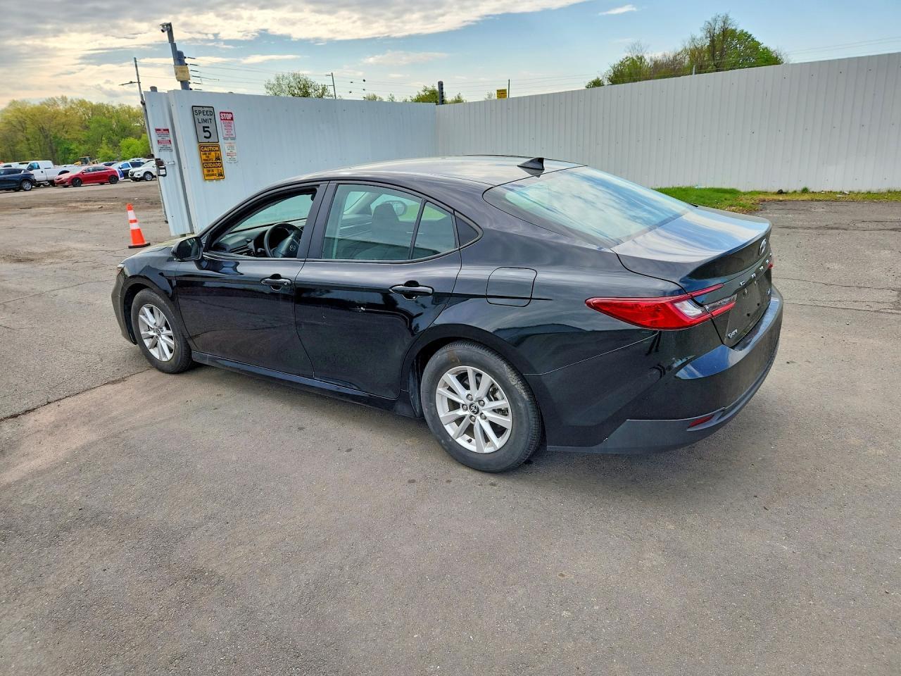 2025 Toyota Camry Le - Фото 2
