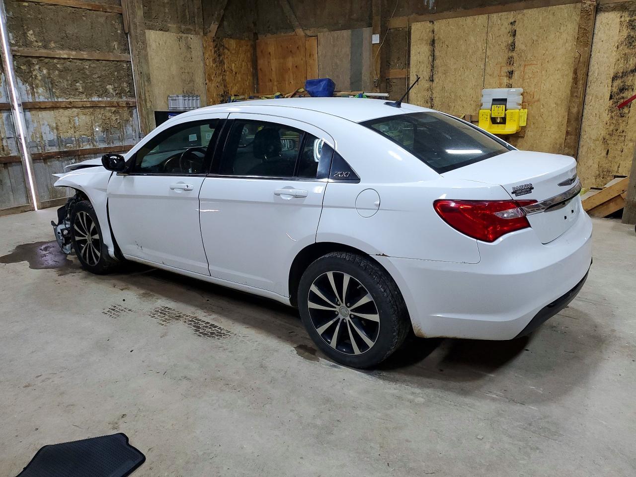 2014 Chrysler 200 Touring - Image 2