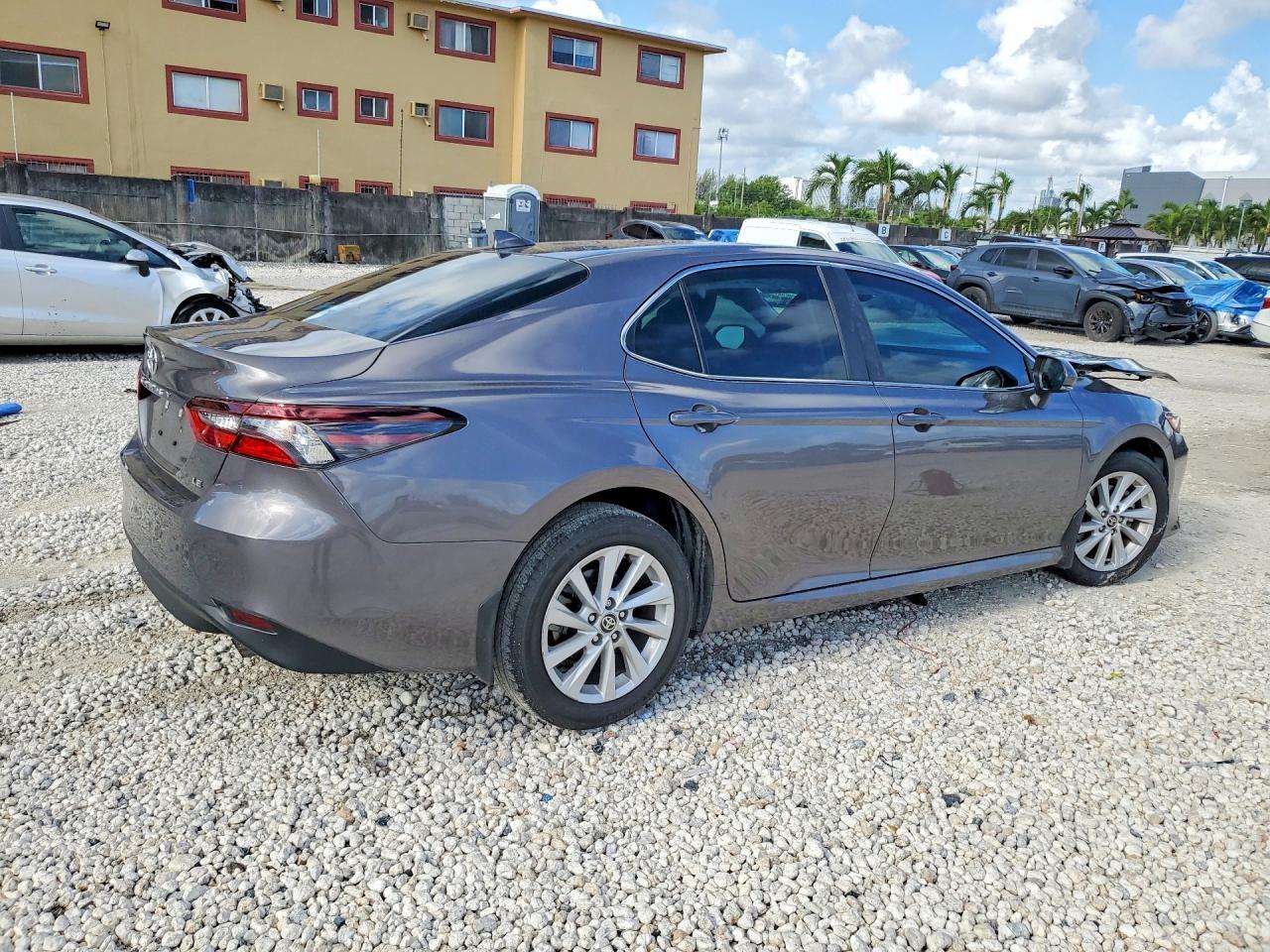 2024 Toyota Camry Le - Фото 3