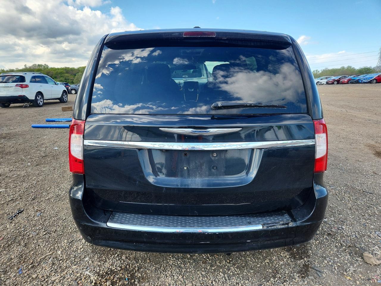 2013 Chrysler Town & Country Touring - Image 6