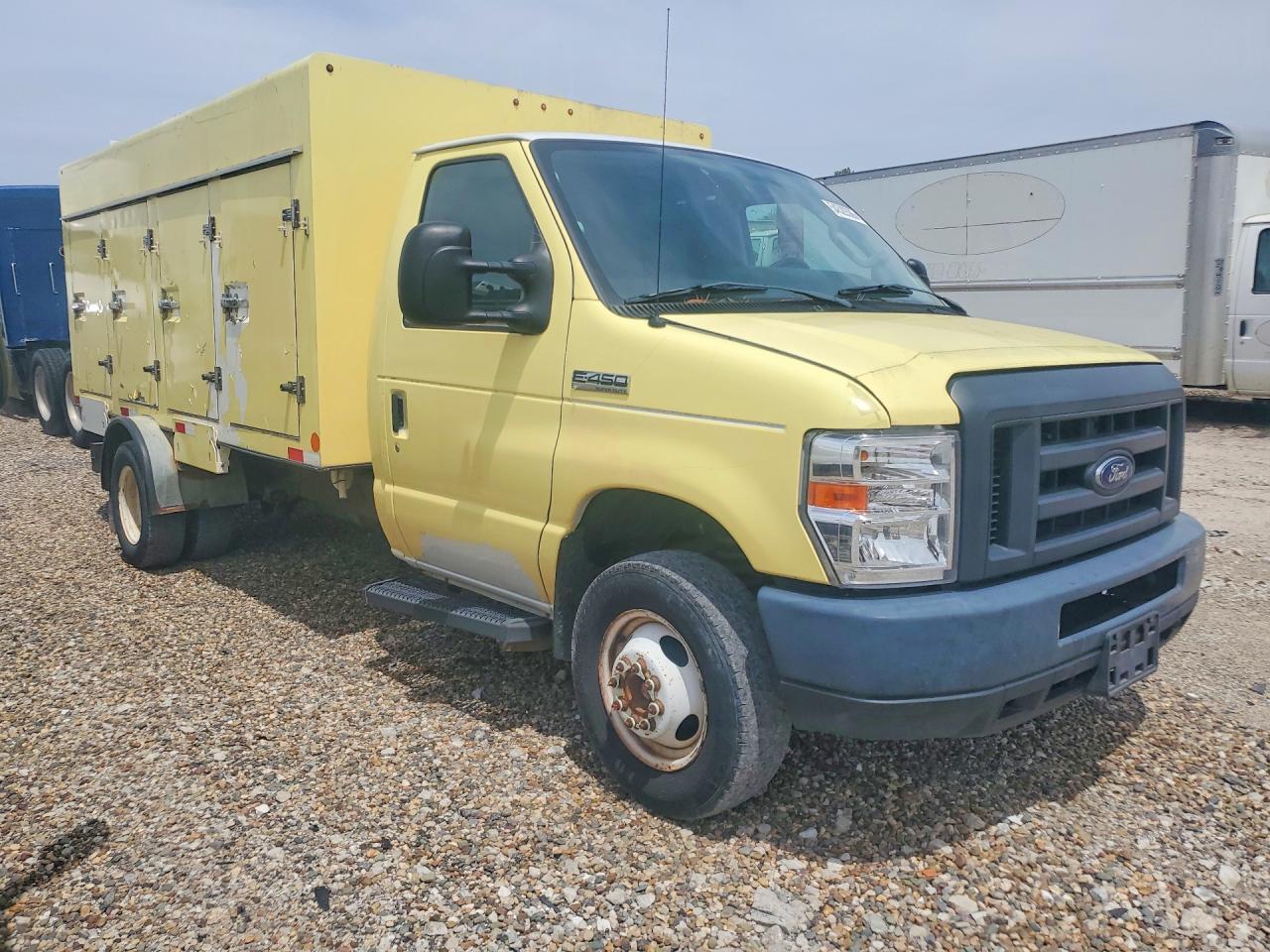 2017 Ford Econoline E450 Super Duty Cutaway Van - Фото 4