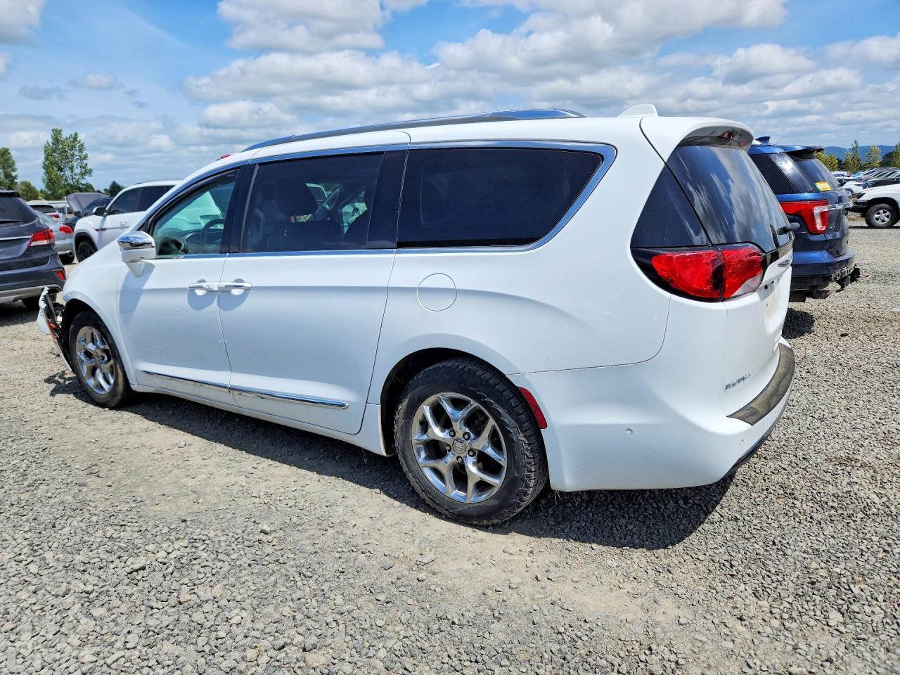 2017 Chrysler Pacifica Limited - Image 2