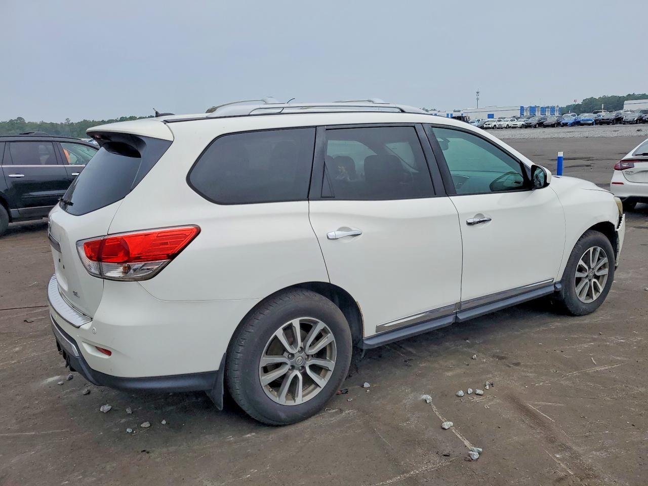 2013 Nissan Pathfinder S - Image 3