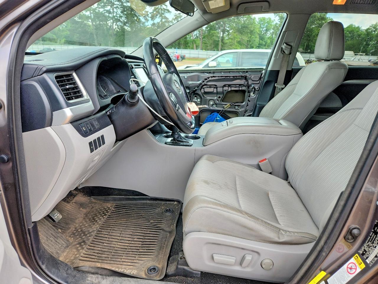 2017 Toyota Highlander Le Plus - Image 7