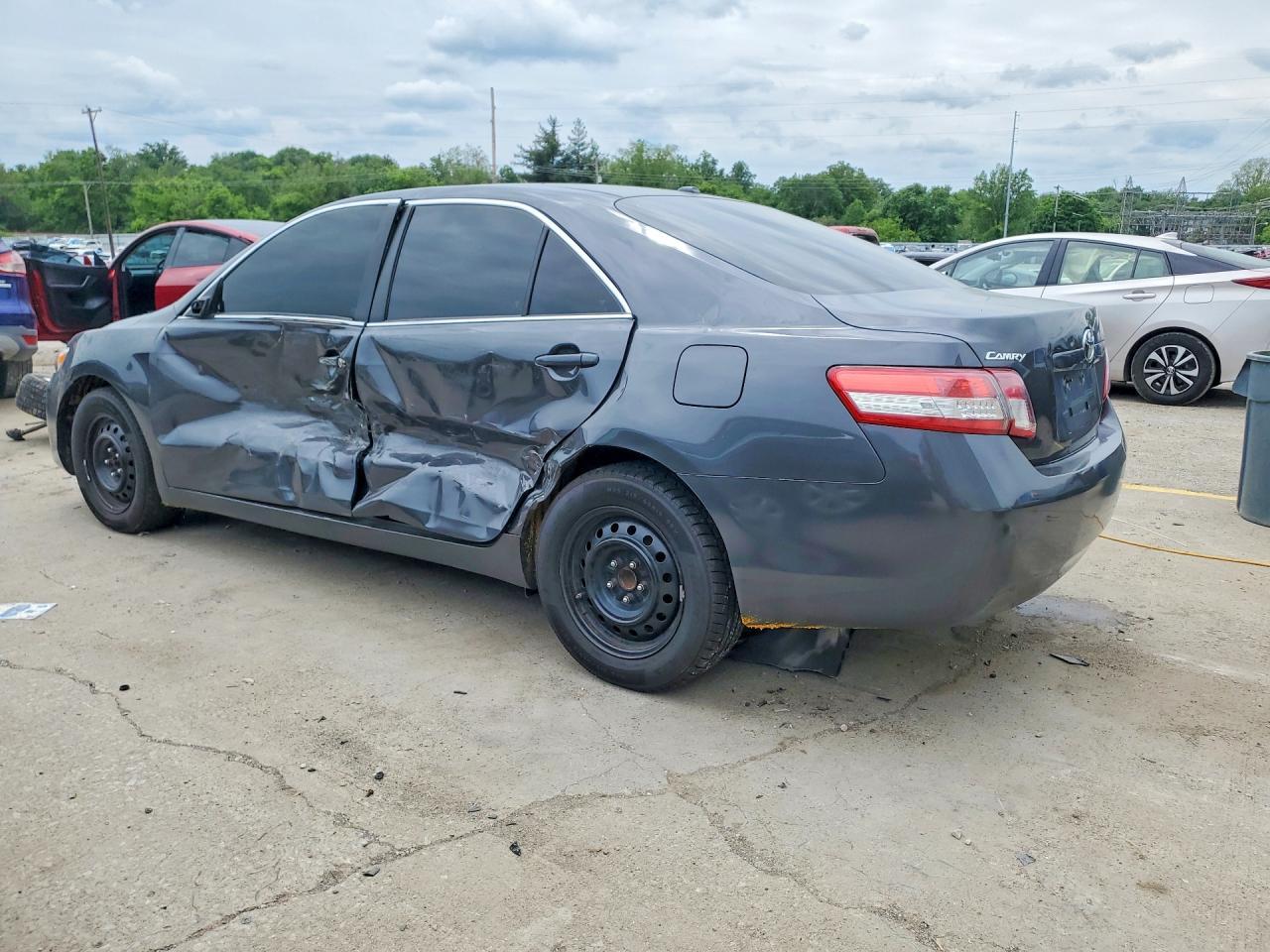 2011 Toyota Camry Le - Фото 2