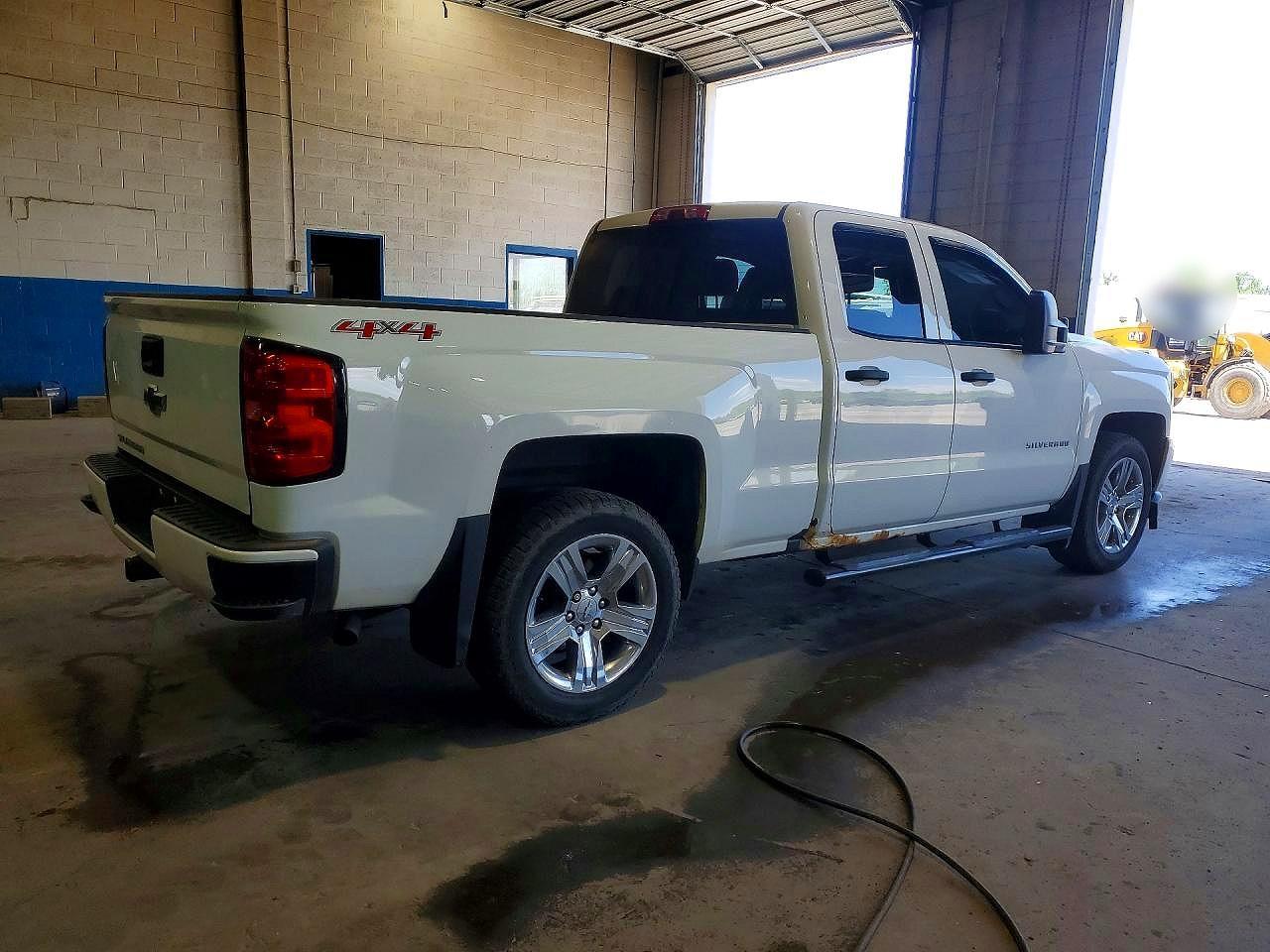 2017 Chevrolet Silverado K1500 Custom - Фото 3