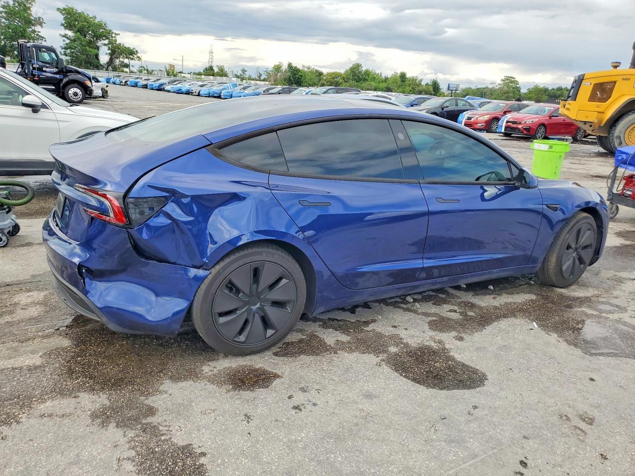 2025 Tesla Model 3 - Фото 3