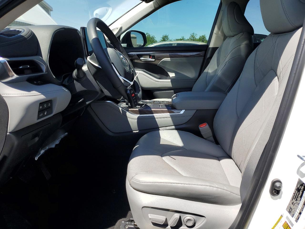 2025 Toyota Highlander Hybrid Platinum - Image 7