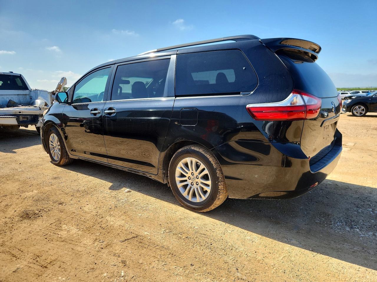 2016 Toyota Sienna Xle 8-Passenger - Image 2