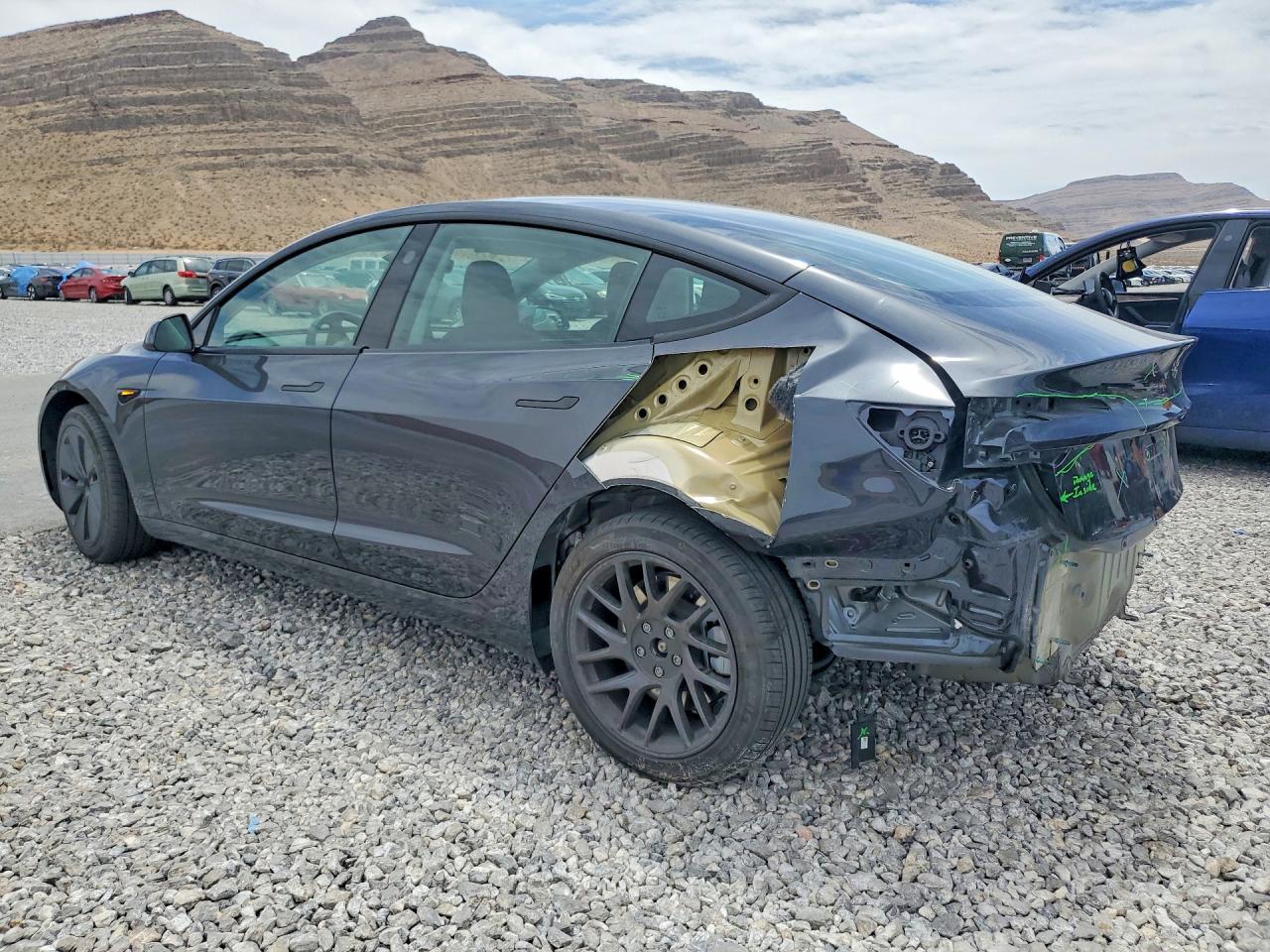 2025 Tesla Model 3 - Фото 2