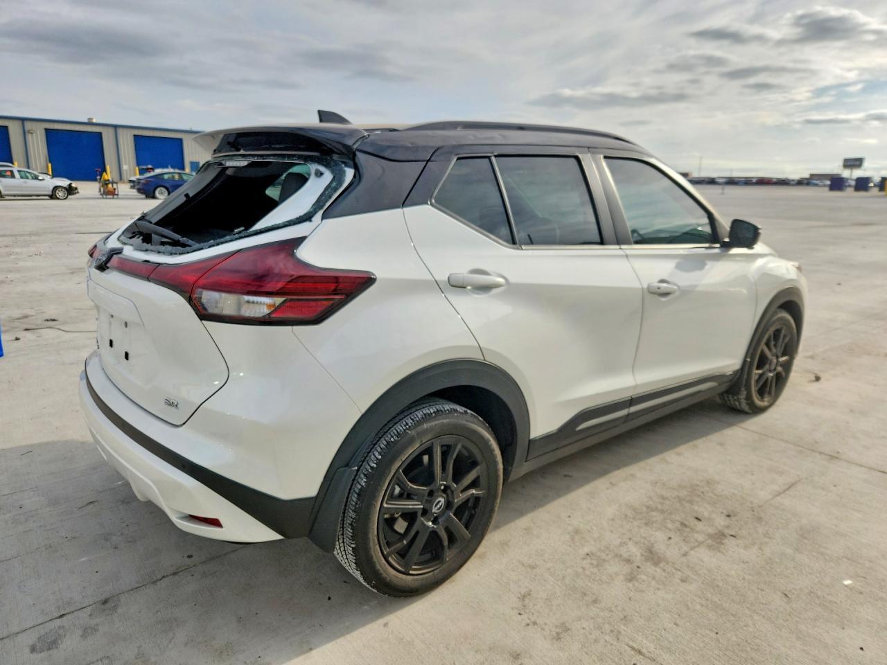 2024 Nissan Kicks Sr - Image 3
