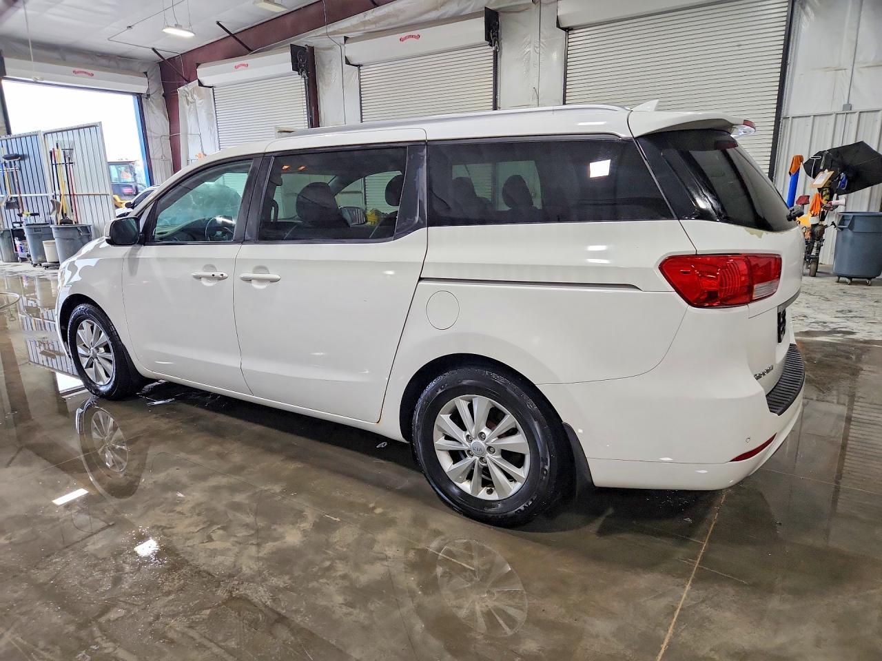 2017 Kia Sedona Lx - Фото 2