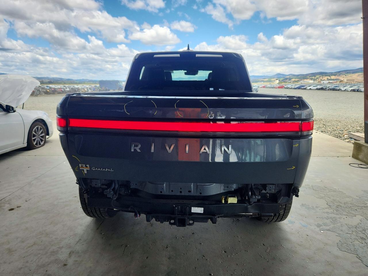 2022 Rivian R1T Adventure - Фото 6