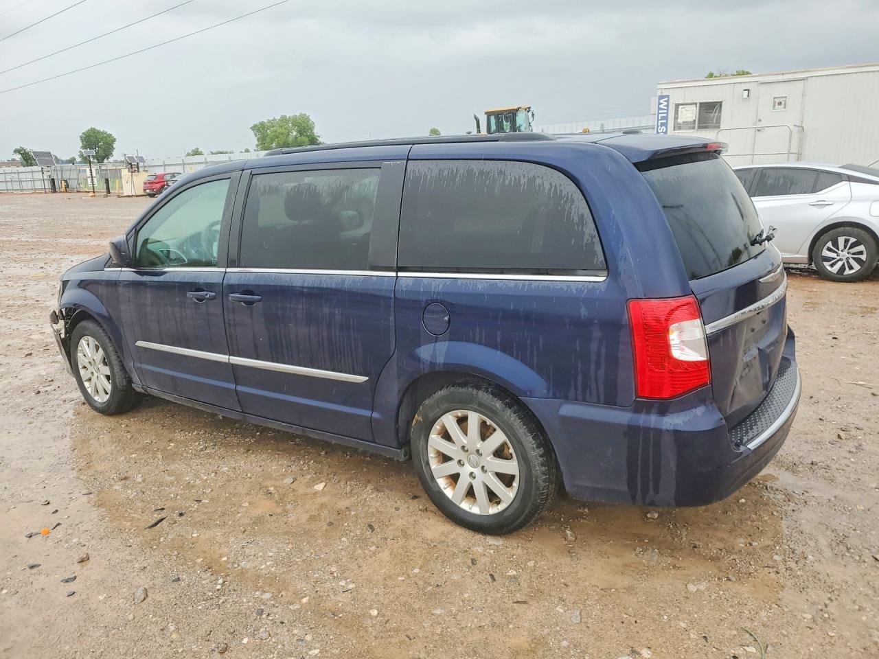 2013 Chrysler Town & Country Touring - Фото 2